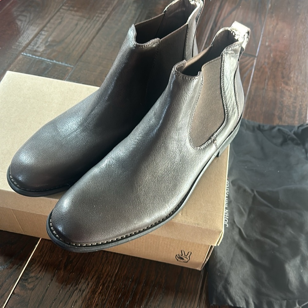 Brand new John varvatos Chelsea boots genuine leather brown
